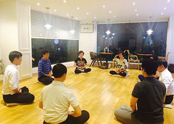 Image for article Seúl, Corea del Sur: Nuevos practicantes aprenden Falun Dafa en la librería Tianti