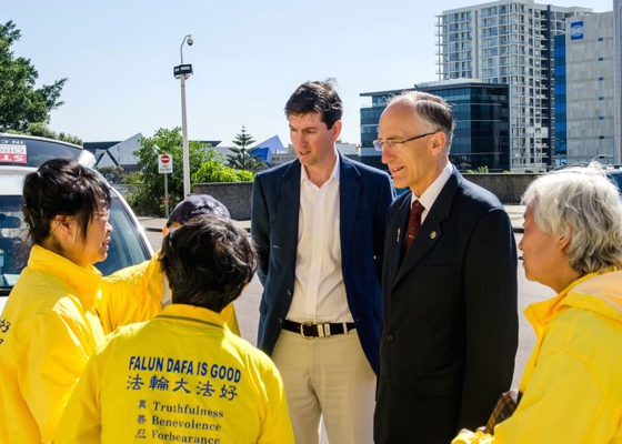 Image for article Australia Occidental: Viaje en coche de Falun Gong para concienciar sobre las atrocidades de la sustracción de órganos en China