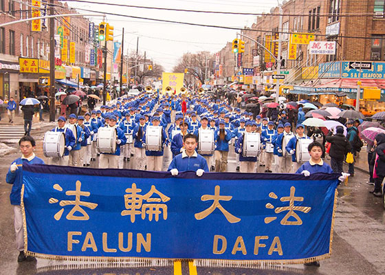 Image for article  ‘Ni la lluvia podrá detenerlos’ Gran desfile de Falun Gong en Brooklyn, Nueva York