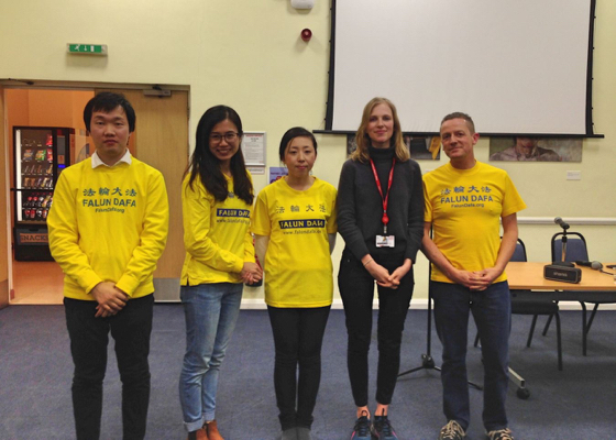 Image for article Londres: Dando a conocer Falun Dafa en una actividad interconfesional del Campus