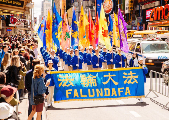 Image for article Gran Desfile en Manhattan para celebrar el Día Mundial de Falun Dafa