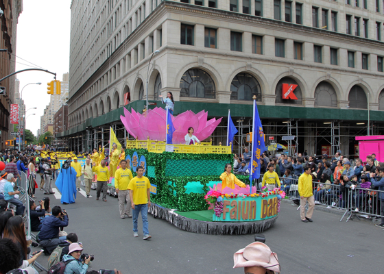 Image for article Espectadores emocionados al ver a Falun Dafa en el Desfile Anual de Manhattan
