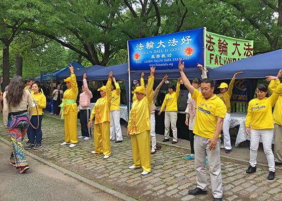Image for article Manhattan: El puesto de Falun Dafa recibe una buena acogida en el Desfile de “Danza por la paz”