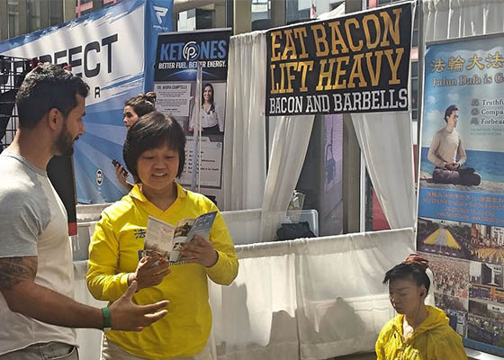 Image for article Toronto: Falun Dafa en la Exposición de salud y bienestar más grande