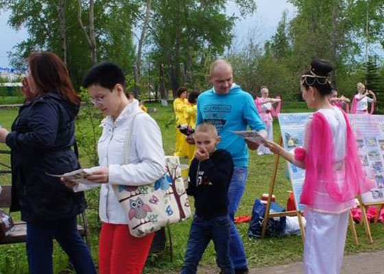 Image for article Kotlas, Rusia: Los practicantes de Falun Dafa participaron en la Celebración del Centenario