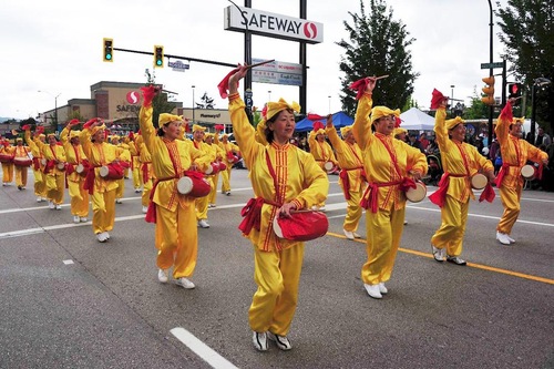 Image for article Burnaby, Canadá: Falun Dafa recibe la bienvenida en el desfile por el Día de los sombreros 