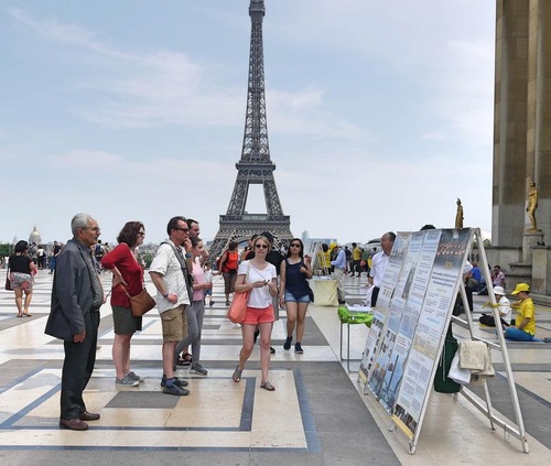 Image for article Voces bajo la Torre Eiffel exigen terminar con la persecución a Falun Dafa