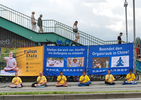 Image for article Hamburgo, Alemania: Los practicantes de Falun Gong crean conciencia de la persecución durante la Cumbre del G20 de 2017