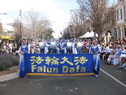 Image for article Australia: Practicantes de Falun Gong participan en Desfile Floral en Toowoomba