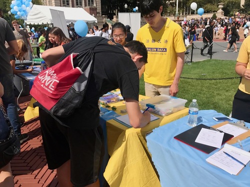 Image for article Los estudiantes de la Universidad de Columbia aprenden del Club de Falun Dafa en la Feria Anual
