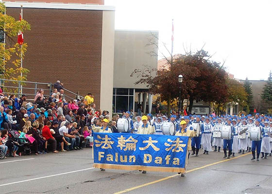 Image for article Canadá: Banda Marchante Tian Guo de Falun Gong da la bienvenida al desfile del Día de Acción de Gracias