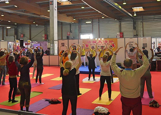 Image for article Francia: Presentando Falun Dafa en el Festival de Yoga 2017 en París