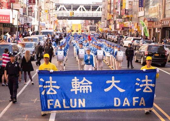 Image for article Nueva York: El desfile de Falun Dafa calurosamente recibido en el Barrio Chino de Manhattan