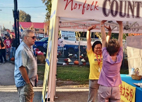 Image for article Ontario, Canadá: Espectadores aprenden Falun Dafa en la Feria del Condado de Norfolk y la Feria del Caballo