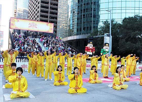 Image for article Houston: Grupo local de Falun Gong participa en el H-E-B Desfile del Día de Acción de Gracias 