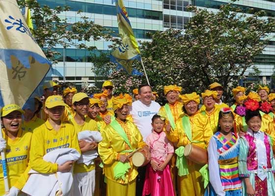 Image for article Calgary, Canadá: Funcionarios del gobierno apoyan a Falun Gong en el Festival Major Street