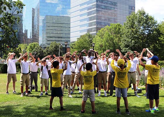 Image for article Toronto, Canadá: Jóvenes practicantes del Campamento de Verano de Minghui hablan a la gente sobre Falun Dafa