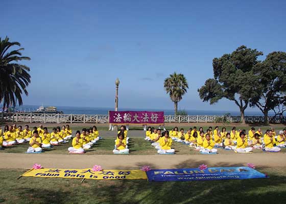 Image for article Los Ángeles: Aprendiendo sobre Falun Dafa en las Playas del Estado de Santa Mónica