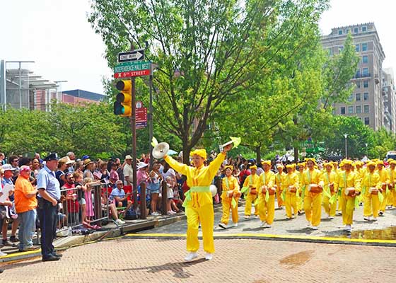 Image for article El equipo de tambores de Falun Gong se presenta en el Desfile por el Día de la Independencia de Filadelfia