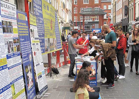 Image for article Londres: Visitantes del Barrio Chino conocen Falun Dafa