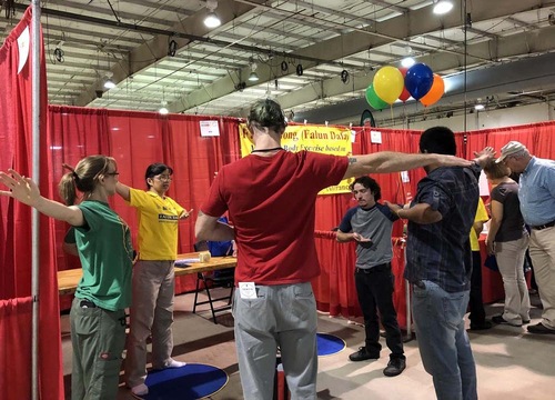 Image for article ​Carolina del Norte, EE.UU.: Empleados estatales aprenden sobre Falun Dafa en la Expo de Bienestar y Seguridad 2018