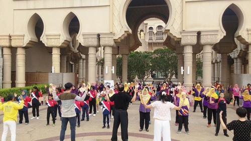 Image for article Malasia: Gran grupo aprende los ejercicios de Falun Dafa en el edificio del gobierno estatal