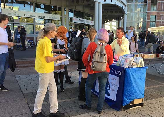 Image for article Los visitantes conocen sobre Falun Dafa en la Feria del Libro de Frankfurt