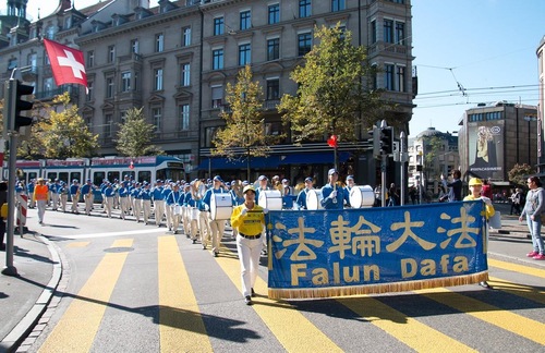 Image for article ​Suiza: El desfile en Zúrich genera conciencia sobre la persecución a Falun Dafa en China