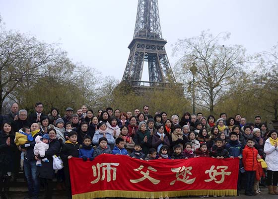 Image for article ​París, Francia: Los practicantes de Falun Dafa agradecen al Maestro y le desean un Feliz Año Nuevo