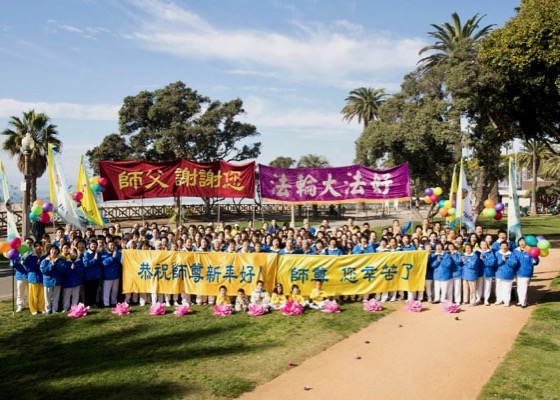 Image for article Los Ángeles: Los practicantes de Falun Dafa expresan su gratitud y desean al Venerable Maestro un Feliz Año Nuevo
