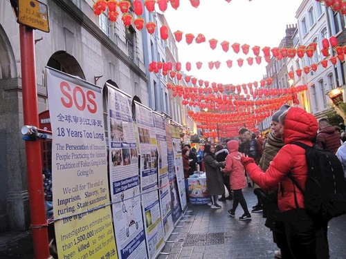 Image for article Los visitantes reciben bendiciones de Año Nuevo de los practicantes de Falun Gong de Londres