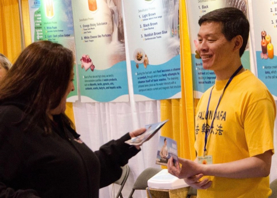 Image for article Toronto, Canadá: Presentación de Falun Dafa en la Feria de la Salud