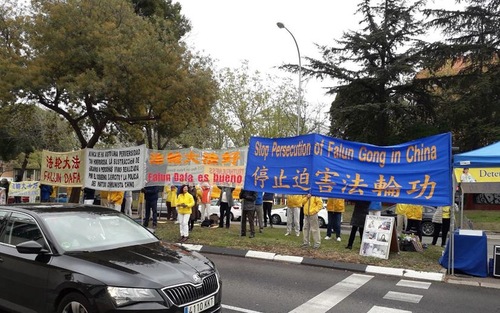 Image for article Alemania y España: Creando conciencia sobre la persecución a Falun Dafa y conmemorando la protesta del 25 de abril