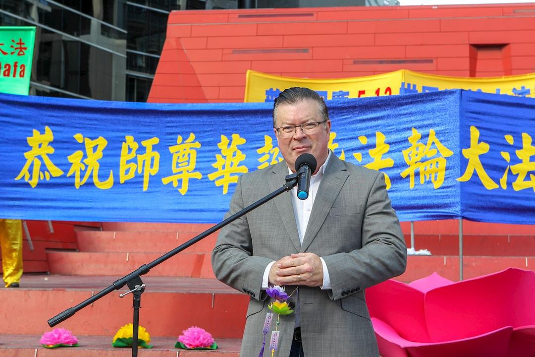 Image for article Funcionarios electos envían cartas de felicitaciones en honor del Día Mundial de Falun Dafa