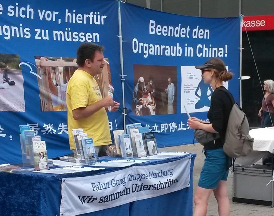 Image for article Alemania: Generando conciencia sobre la persecución durante la Jornada Informativa de Falun Dafa en Hamburgo