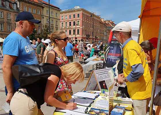 Image for article Polonia: Presentando Falun Dafa en el Festival Multicultural de Varsovia