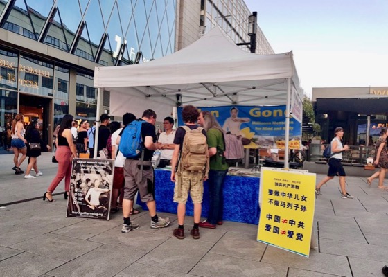 Image for article Frankfurt: Aclarando los hechos sobre Falun Dafa en el Festival de Arte y Cultura China