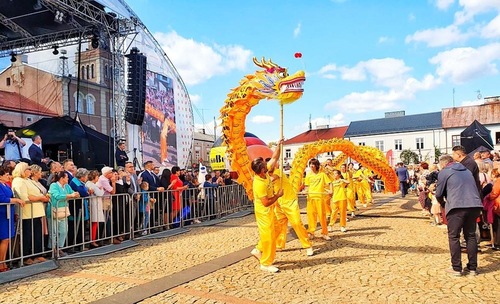 Image for article Polonia: practicantes de Falun Dafa llevan la cultura tradicional china al Festival de la Flor