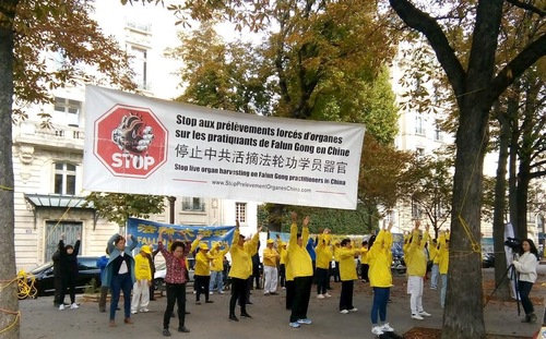 Image for article ​Francia: Los practicantes de Falun Dafa se reúnen para apoyar una nueva ley que ponga freno al tráfico de órganos humanos