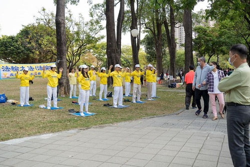 Image for article ​Taiwán: los practicantes de Falun Dafa transmiten la belleza de la práctica en la ciudad de Kaohsiung