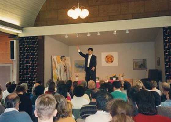 Image for article Recordando al Maestro Li dando conferencias en Suecia