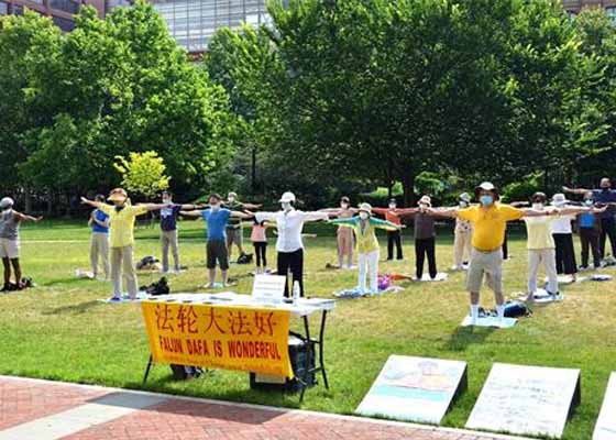 Image for article Filadelfia: Los practicantes de Falun Dafa regresan a la Campana de la Libertad para crear conciencia sobre la persecución en China