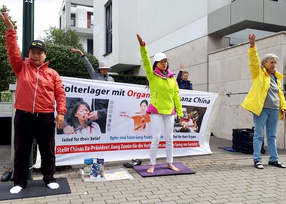 Image for article Düsseldorf, Alemania: los practicantes de Falun Dafa informan los hechos a la gente cerca del consulado chino