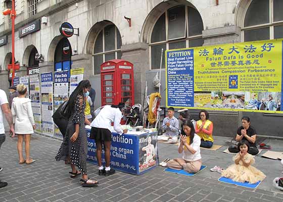 Image for article Residentes de Londres: los esfuerzos de los practicantes de Falun Dafa ayudan a todos en el mundo
