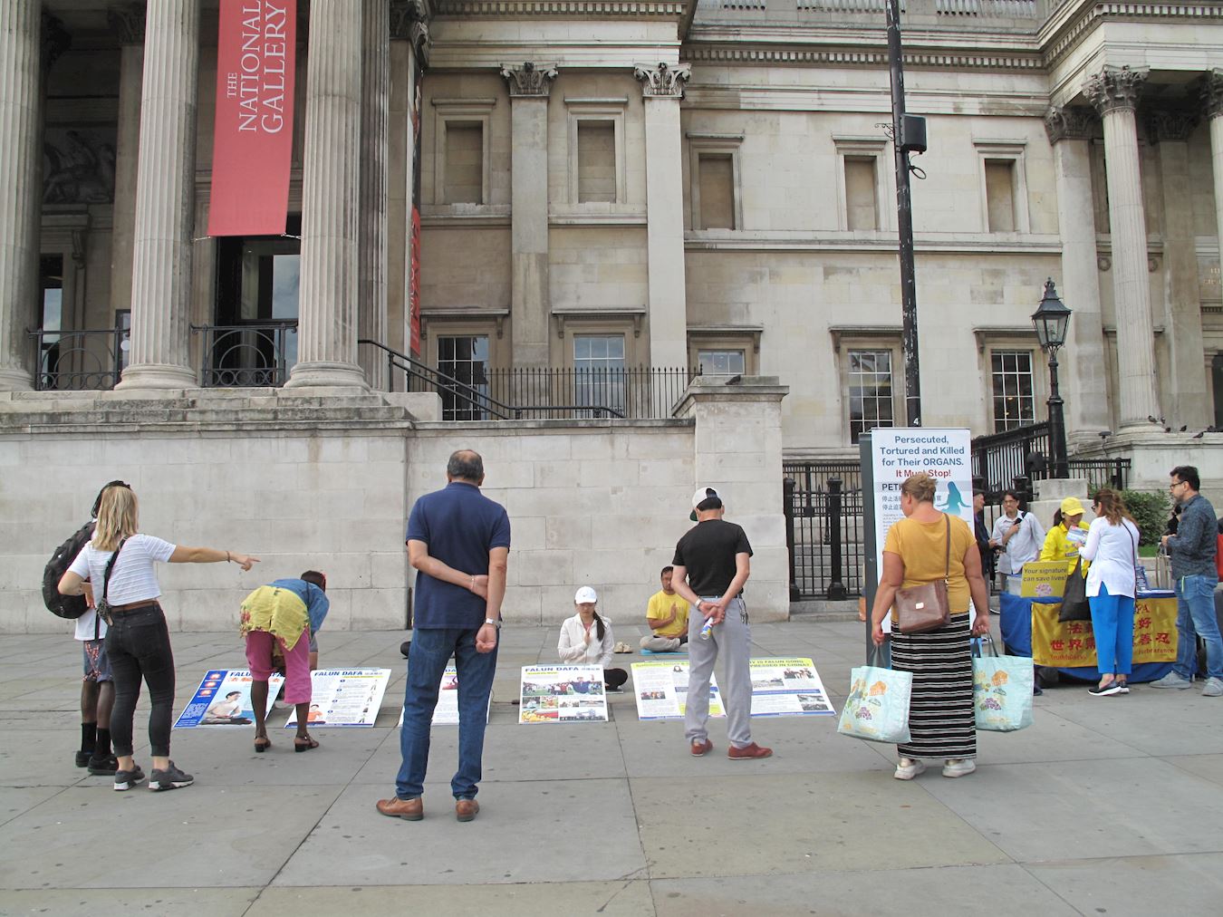 Image for article ​Reino Unido: los practicantes reciben elogios por traer bienestar a la sociedad en Trafalgar Square