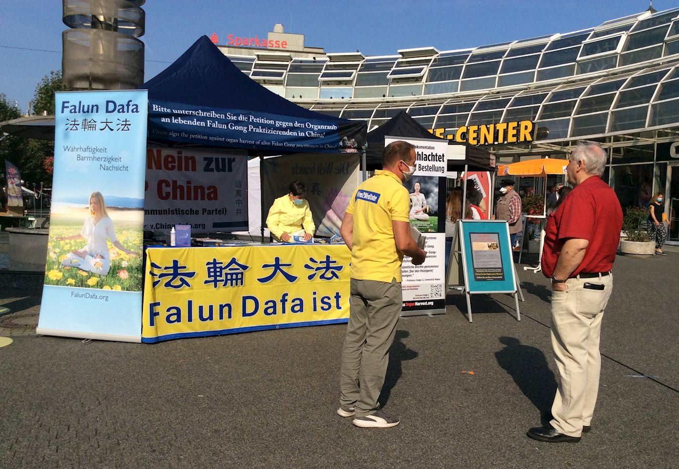 Image for article ​Alemania: apoyando a Falun Dafa durante un evento informativo en Remscheid