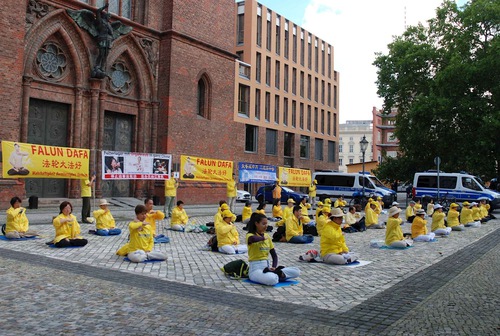 Image for article ​35.000 alemanes piden que se ponga fin a la persecución a Falun Dafa