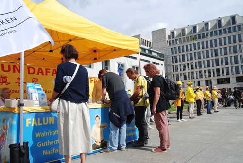Image for article ​Berlín, Alemania: la gente halla esperanza en Falun Dafa