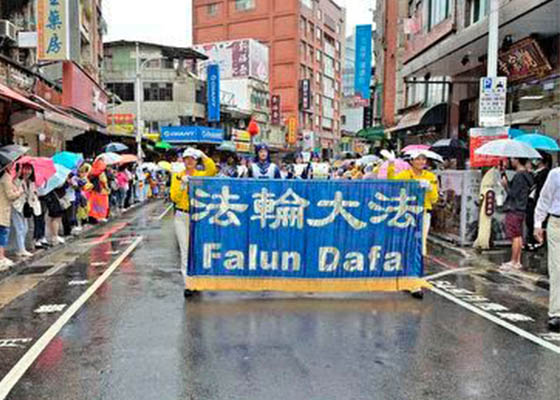 Image for article Taiwán: La presentación de practicantes de Falun Dafa en un desfile local conmueve el corazón de la gente