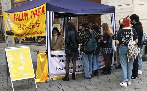 Image for article Stuttgart, Alemania: Los transeúntes condenan la persecución en China